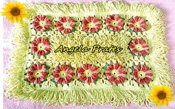 Tapete franja amarelo com flores laranja mesclada