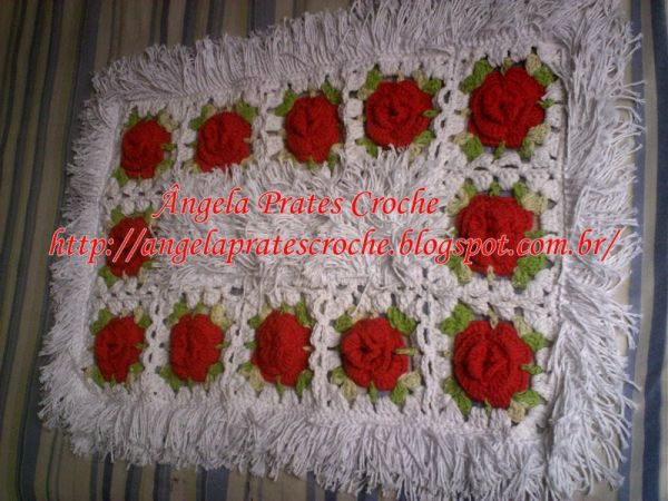Tapete franja branco com flores vermelhas