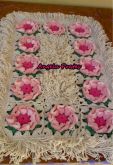 Tapete franja cru com flores rosa