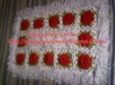 Tapete franja branco com flores vermelhas